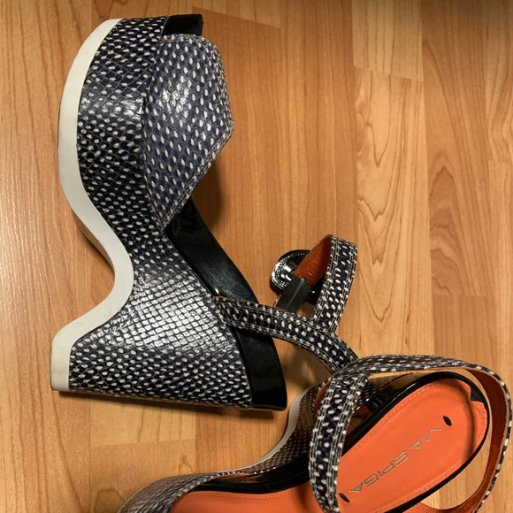 Unique High Heel Pumps 💕 - Picture 4 of 5